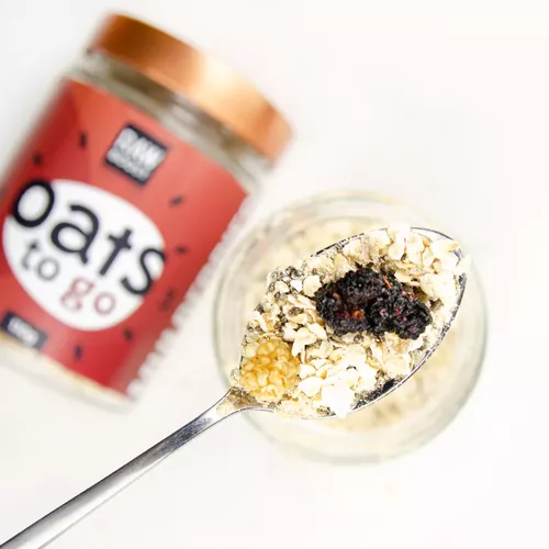 Oats To Go - Mulberries ECO (Deliciu de ovăz cu semințe de chia, pudră de curmale și dude) pentru un gust inedit și bogat în nutrienți | 110g 